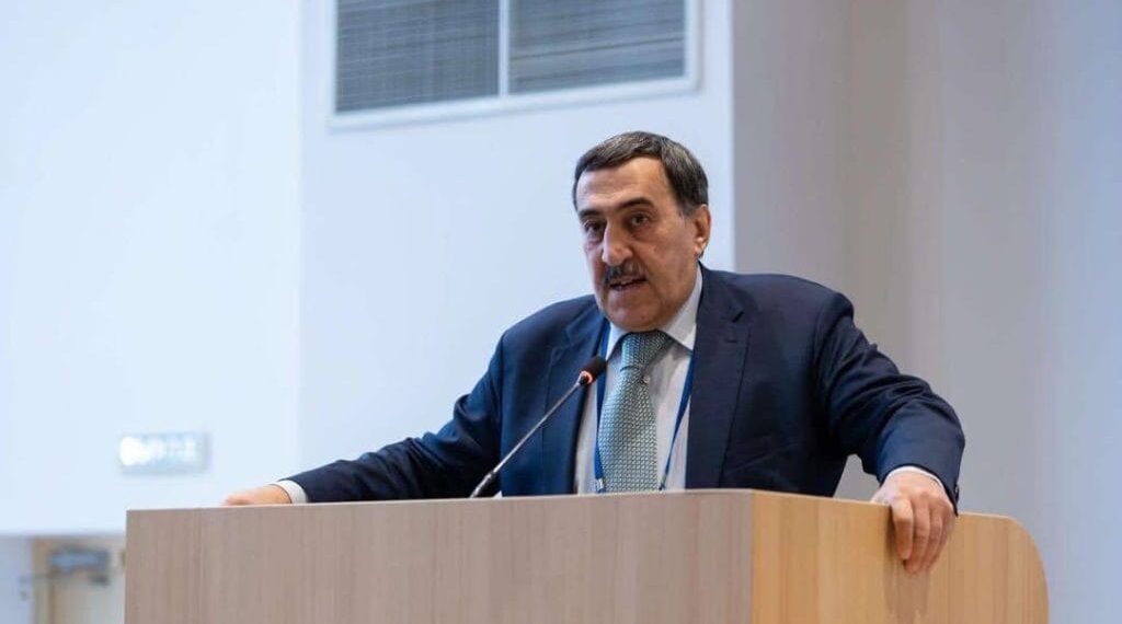ვინ არის მამუკა ფიფია, რომ თავს შუამავლად ( მხსნელად ) ასაღებს და თითქოს რუსეთის მმართველ წრეებთან განსაკუთრებულ კავშირებზე საუბრობს ? ეს არის სირცხვილი და უნიჭო პიარი მისი მხრიდან. პატარა ბიზნესმენი, რომელიც სხვის რესტორანს მართავს, დიდ პიარს აკეთებს და ბლეფობს-ვლადიმერ ხომერიკი