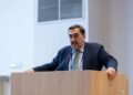 ვინ არის მამუკა ფიფია, რომ თავს შუამავლად ( მხსნელად ) ასაღებს და თითქოს რუსეთის მმართველ წრეებთან განსაკუთრებულ კავშირებზე საუბრობს ? ეს არის სირცხვილი და უნიჭო პიარი მისი მხრიდან. პატარა ბიზნესმენი, რომელიც სხვის რესტორანს მართავს, დიდ პიარს აკეთებს და ბლეფობს-ვლადიმერ ხომერიკი