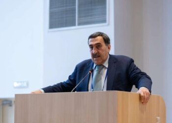 ვინ არის მამუკა ფიფია, რომ თავს შუამავლად ( მხსნელად ) ასაღებს და თითქოს რუსეთის მმართველ წრეებთან განსაკუთრებულ კავშირებზე საუბრობს ? ეს არის სირცხვილი და უნიჭო პიარი მისი მხრიდან. პატარა ბიზნესმენი, რომელიც სხვის რესტორანს მართავს, დიდ პიარს აკეთებს და ბლეფობს-ვლადიმერ ხომერიკი